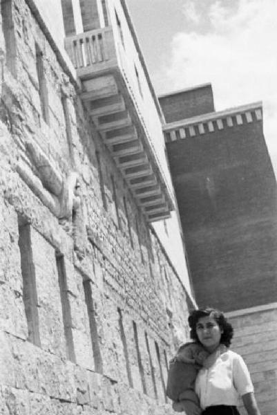 Roma - Donna cammina radente la facciata di un edificio