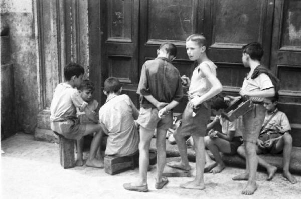 Roma - Gruppo di ragazzini raccolto accanto al portone di un edificio
