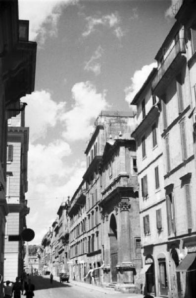 Roma - Strada fiancheggiata da palazzi