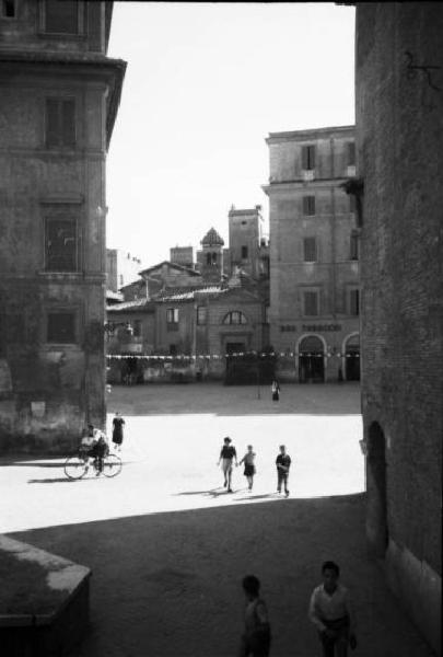 Italia Dopoguerra. Roma - Quartiere Trastevere - piazza - passanti