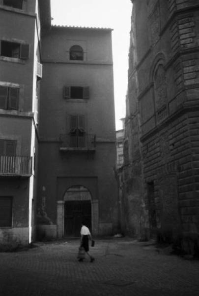Roma - Piazzetta - edifici - donna