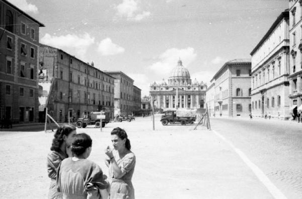 Roma - Veduta urbana - Via Conciliazione - In primo piano gruppo di donne, sullo sfondo la Basilica di San Pietro