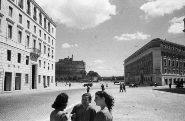 Roma - Veduta urbana - Via Conciliazione - In primo piano gruppo di donne, sullo sfondo Castel Sant'Angelo