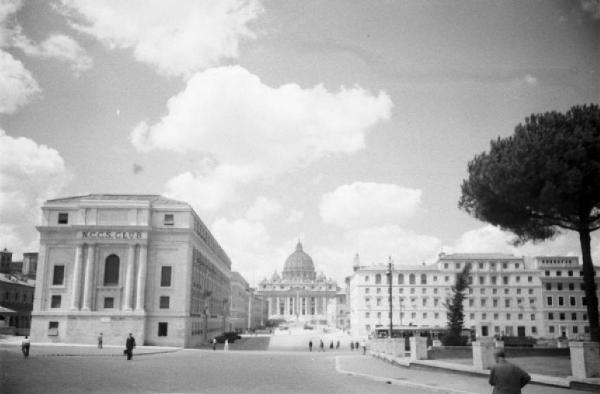 Roma - Veduta urbana - Via Conciliazione - Sullo sfondo la Basilica di San Pietro