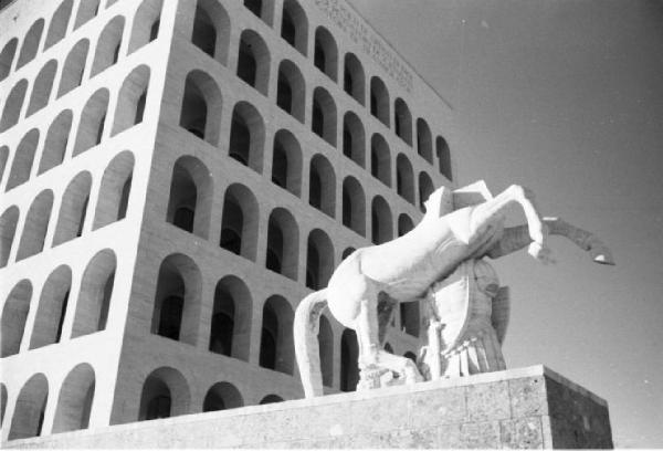 Roma - Quartiere Eur - scorcio dal basso del Palazzo della Civiltà italiana (detto Colosseo quadrato) con statua in primo piano