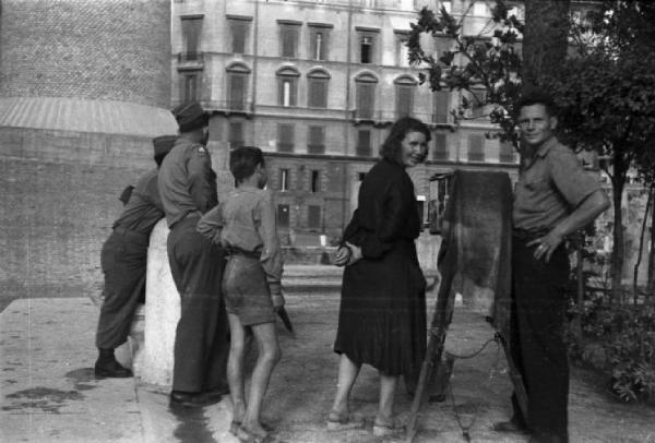 Roma - Gruppo di persone - un fotografo, una donna e una coppia di militari