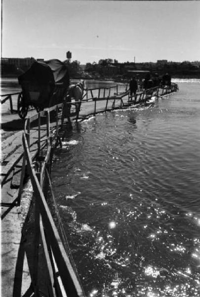 Campagna di Russia. Ucraina - nei pressi di Dnipropetrovs'k - ponte provvisorio sul fiume Dnepr - carro trainato da cavalli