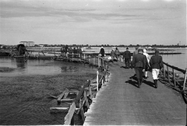 Campagna di Russia. Ucraina - nei pressi di Dnipropetrovs'k - ponte provvisorio sul fiume Dnepr - attraversamento a piedi