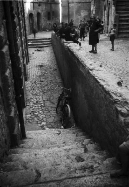 Italia Dopoguerra. Roma - Quartiere Trastevere - vicolo con scalinata