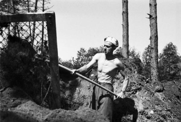 Internamento in Svizzera. Woeschnau. Lavori di realizzazione di terrazzamenti, operaio che spala