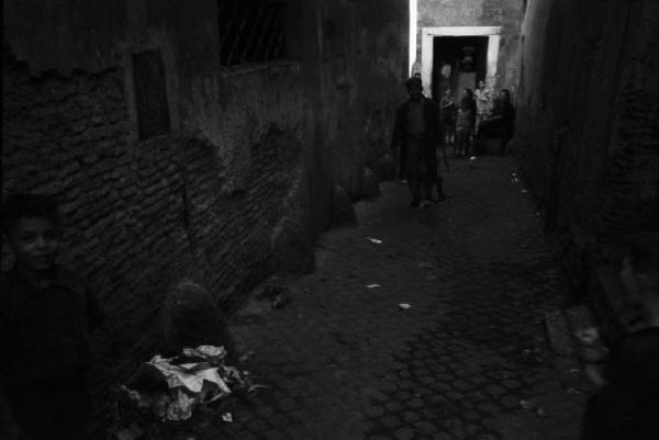 Italia Dopoguerra. Roma - Quartiere Trastevere - Scorcio di un vicolo con alcune persone e bambini