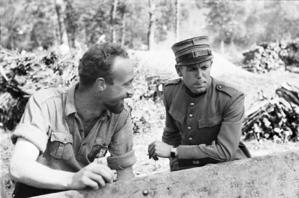 Internamento in Svizzera. Woeschnau. Lavori di realizzazione di terrazzamenti. Un responsabile a colloquio con un militare