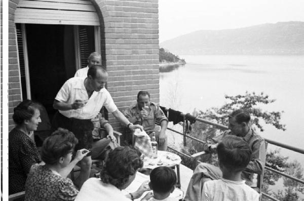 Italia Dopoguerra. Lago Maggiore - Reno - Truppe di liberazione neozelandesi, merenda in terrazza