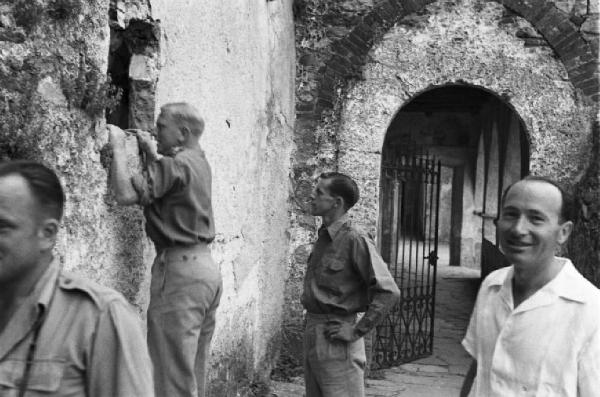 Italia Dopoguerra. Lago Maggiore - Reno - Truppe di liberazione neozelandesi, visita all'Eremo di Santa Caterina del Sasso