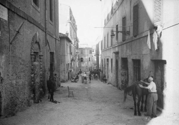 Italia Dopoguerra. Roma - Quartiere Trastevere - vita di strada - persone e cavalli