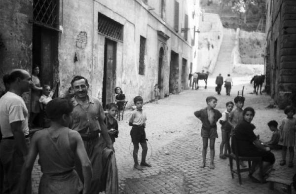 Italia Dopoguerra. Roma - Quartiere Trastevere - vita di strada - uomini, donne e bambini