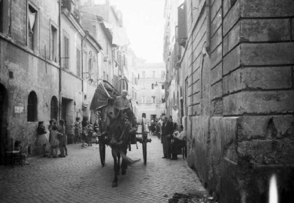 Italia Dopoguerra. Roma - Quartiere Trastevere - vita di strada - carrozza