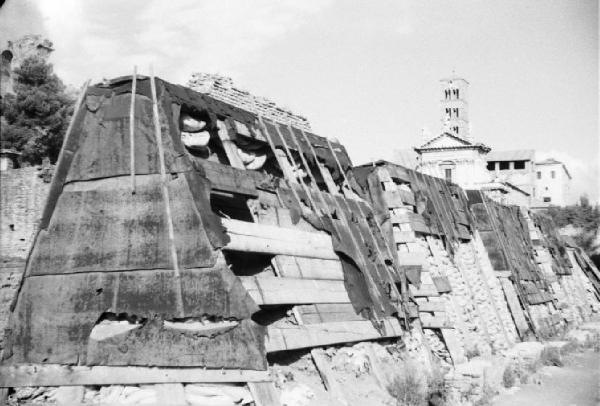 Italia Dopoguerra. Roma - Foro Romano - strutture per la protezione di monumenti