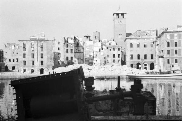 Italia Dopoguerra. Savona. Il lungomare con le macerie di alcuni edifici distrutti dai bombardamenti