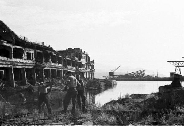 Italia Dopoguerra. Savona. Il lungomare con alcuni edifici distrutti dai bombardamenti