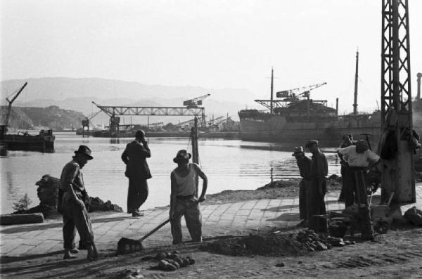 Italia Dopoguerra. Porto di Savona - lavori di pavimentazione delle banchine