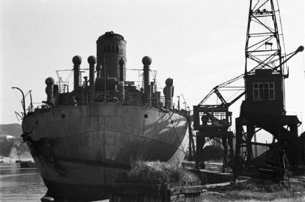 Italia Dopoguerra. Porto di Savona - nave