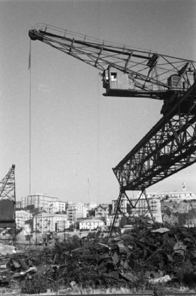 Italia Dopoguerra. Porto di Savona - gru