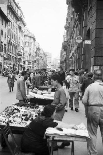 Italia Dopoguerra. Roma - Scorcio di un mercato lungo una via cittadina