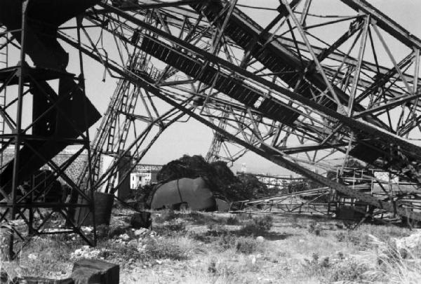 Italia Dopoguerra. Porto di Savona - infrastrutture danneggiate dai bombardamenti