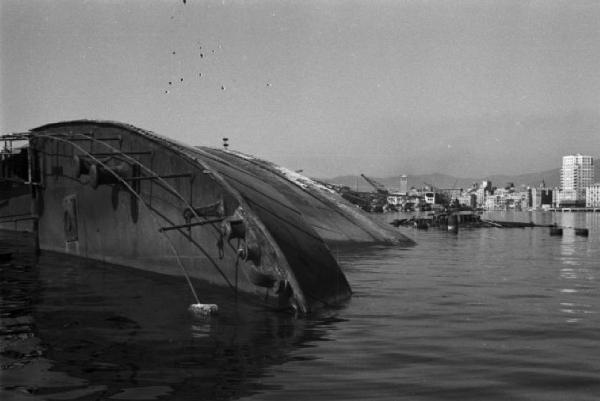 Italia Dopoguerra. Porto di Savona - imbarcazione affondata a seguito dei bombardamenti