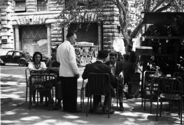 Roma - Bar all'aperto - clienti seduti ai tavolini e cameriere