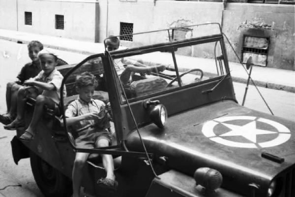 Italia Dopoguerra. Roma - Bambini seduti in una camionetta militare