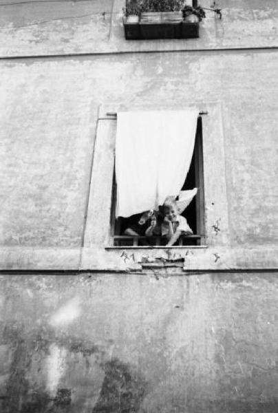 Roma - Quartiere Trastevere - Due bambini sorridenti affacciati a una finestra