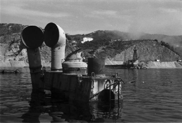 Italia Dopoguerra. Porto di Savona - imbarcazione affondata a seguito dei bombardamenti - fumaioli