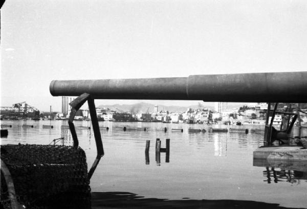 Italia Dopoguerra. Porto di Savona - nave da guerra - cannone