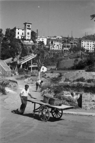 Italia Dopoguerra. Savona - uomo con carretto