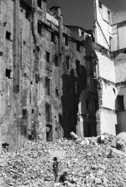 Italia Dopoguerra. Savona - edifici semidistrutti dai bombardamenti