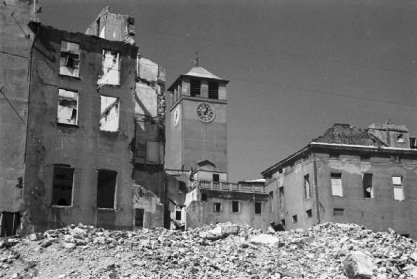 Italia Dopoguerra. Savona - edifici semidistrutti dai bombardamenti