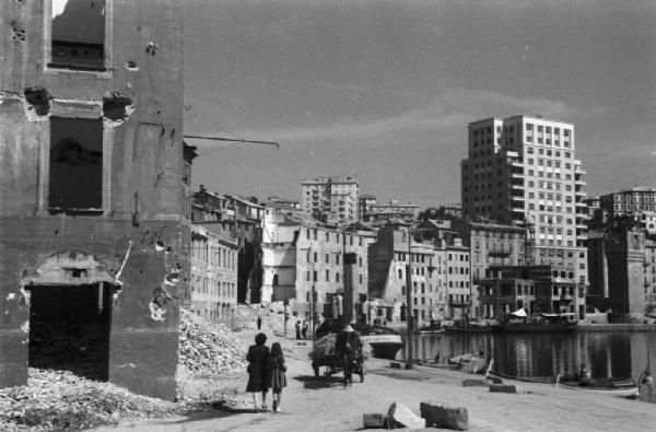 Italia Dopoguerra. Savona - lungomare - edifici semidistrutti dai bombardamenti