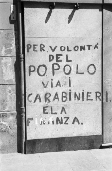 Italia Dopoguerra. Savona - Scritta su un muro "per volontà del popolo via i carabinieri e la finanza"