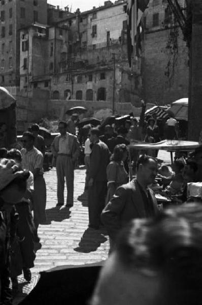 Italia Dopoguerra. Genova, Shangay Street - Assembramento di persone