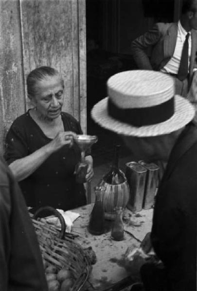 Italia Dopoguerra. Genova, Shangay Street - Mescita di vino