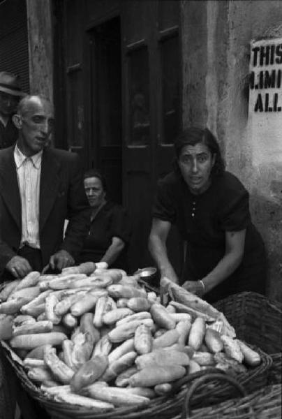 Italia Dopoguerra. Genova, Shangay Street - Venditrici di pane