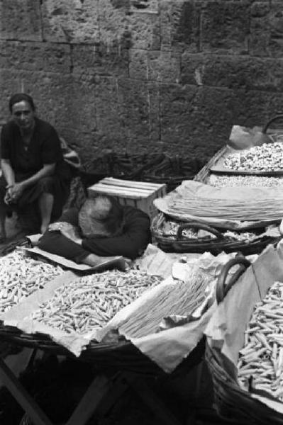 Italia Dopoguerra. Genova, Shangay Street - Venditore di pasta