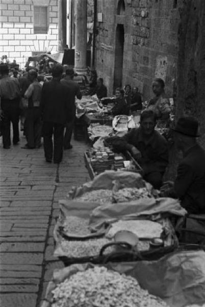 Italia Dopoguerra. Genova, Shangay Street - Ambulanti a margine della via