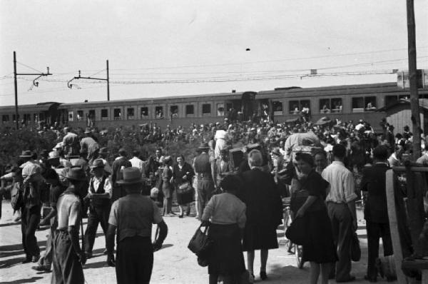 Italia Dopoguerra. Viaggio da Genova a Milano - Trasbordo dal treno al servizio sostitutivo di carrozze