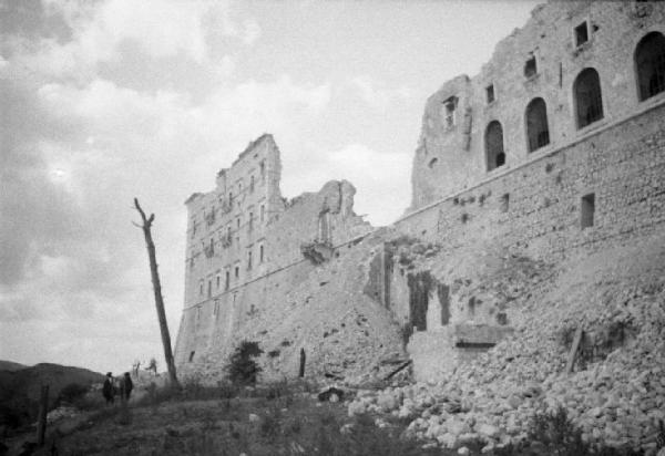 Italia Dopoguerra. Montecassino - Abbazia - Veduta di una facciata quasi completamente distrutta dai bombardamenti