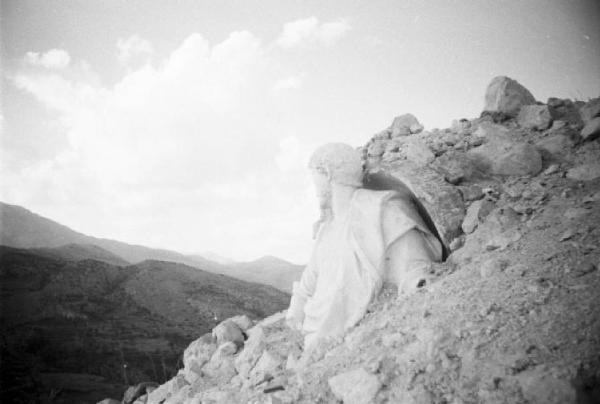 Italia Dopoguerra. Montecassino - Abbazia - Veduta delle montagne circostanti - In primo piano statua tra le macerie