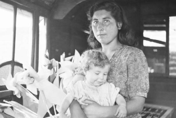 Italia Dopoguerra. Milano - Periferia - Baracche - Ritratto di coppia, madre con in braccio la figlia