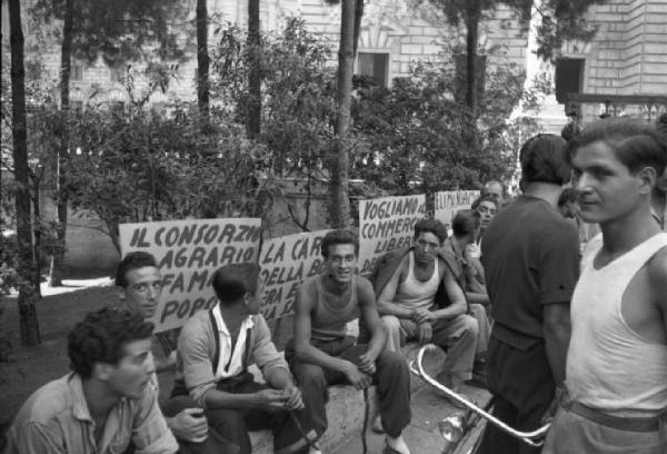 Italia Dopoguerra. Roma - Manifestazione di protesta nei pressi del Viminale nei confronti della politica agraria del governo